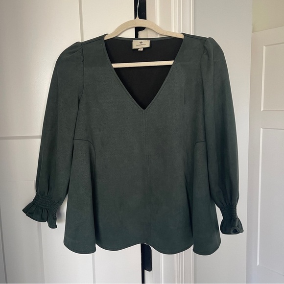 Tuckernuck Malachite Suede Easton Blouse Green V Neck Top - Picture 2 of 5